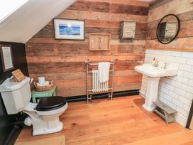 A bathroom with a sink and toilet at Cotswold House in Moreton-In-Marsh