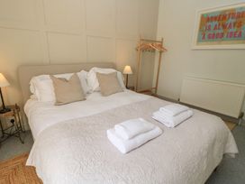 A bedroom with a bed and towels at Cotswold House in Moreton-In-Marsh