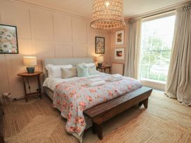 A bedroom with a bed and side tables at Cotswold House in Moreton-In-Marsh