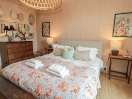 A bedroom with bed and dressing table at Cotswold House in Moreton-In-Marsh