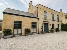 A house with windows and gravel in front at Cotswold House Moreton-In-Marsh