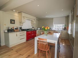A kitchen with a table and chairs at Cotswold House in Moreton-In-Marsh