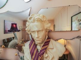 A bust and lamp in a living room at Cotswold House Moreton-In-Marsh