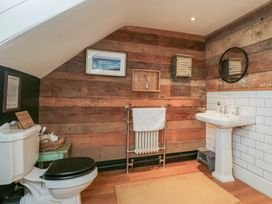 A bathroom with a sink and toilet at Cotswold House in Moreton-In-Marsh