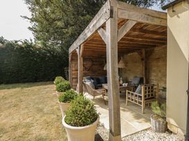 A garden with a gazebo and seating area at Cotswold House in Moreton-In-Marsh