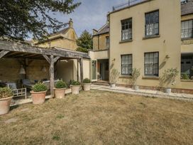 A garden with potted plants and outdoor furniture at Cotswold House in Moreton-In-Marsh