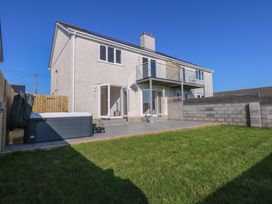 A house with a balcony and garden at 15 Llys Tegeirian Llangristiolus near Llangefni