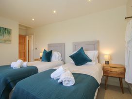 A bedroom with twin beds and bedside tables at White House in Montgomery