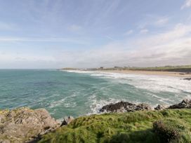 A view of the ocean with waves and rocks at Beach View Fistral in Newquay