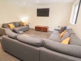 A living room with a TV and sofas at Boslowen in Portreath