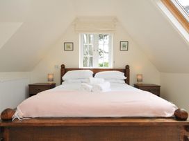 A bedroom with a bed and bedside tables at Bodare 8 in Daymer Bay
