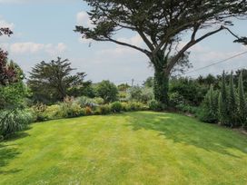 A garden with grass and trees at Bodare 8 in Daymer Bay