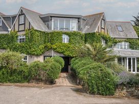 A house with balcony and greenery at Bodare 8 in Daymer Bay