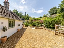 A garden area with gravel and plants at Stable Cottage in Burley