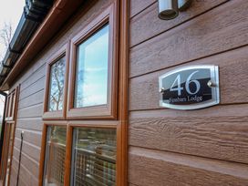 Exterior wood siding with window and house number 46 sign at Finnbars Lodge Richmond