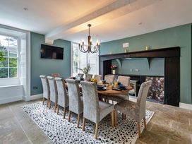 A dining room with a table and chairs at Snowdonia Manor in Dolgellau