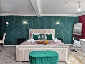 A bedroom with a bed and a mirror at Snowdonia Manor in Dolgellau