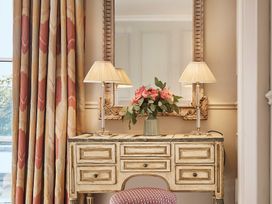 A console table with lamps and flowers at Craig y Don in Glyngarth near Llandegfan