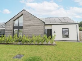 A house with solar panels and garden at Kerrek Lodge in Mylor Bridge