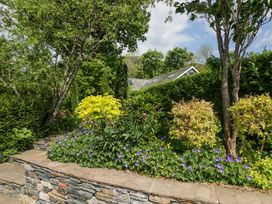 A garden with stone steps and a variety of plants and shrubs at Sunnycroft in Keswick