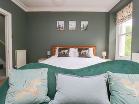 A bedroom with a bed and decorative pillows at Sunnycroft in Keswick