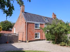 A brick house with garden and gravel driveway at Beehive in Beccles