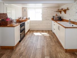 A kitchen with cabinets and appliances at Beehive in Beccles