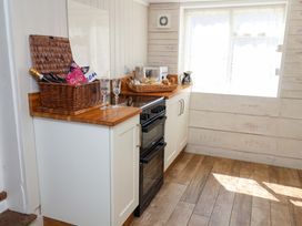 A kitchen with an oven and countertop at Beehive in Beccles