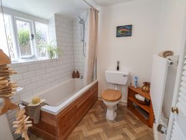 A bathroom with a bathtub and toilet at Beehive in Beccles