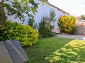 A garden with various plants and gravel at Beehive in Beccles