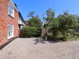 A garden area with gravel and plants at Beehive in Beccles