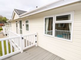 A house with a deck and railing at Erisa