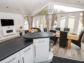 A dining area with a table and chairs at Erisa