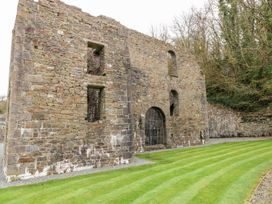 A stone building with windows and a door at Erisa