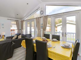 A dining room with a table and chairs at Erisa in Stepaside