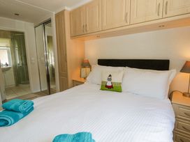 A bedroom with a bed and ensuite bathroom at Erisa in Stepaside
