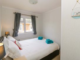 A bedroom with a double bed and towels at Erisa in Stepaside