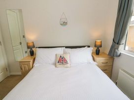 A bedroom with a bed, bedside tables and lamps at Erisa in Stepaside