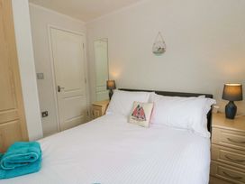 A bedroom with a bed and bedside tables at Erisa in Stepaside