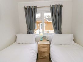 A bedroom with two beds and a window at Erisa in Stepaside