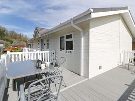 An outdoor deck with a table and chairs at Erisa in Stepaside
