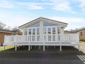 A house with a veranda and large windows at Erisa in Stepaside