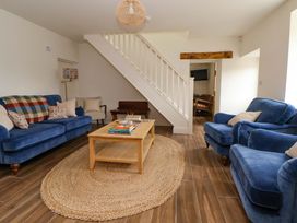 A living room with sofas and a coffee table at Isfryn