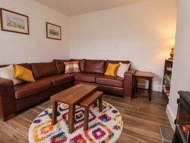 A living room with a sofa and coffee table at Isfryn
