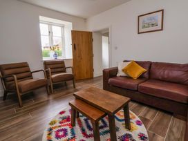 A living room with a sofa and chairs at Isfryn
