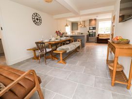 A dining room with a table and chairs at Isfryn 