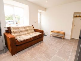 A living room with a sofa and a table at Isfryn 