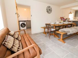 A dining room with a table and chairs at Isfryn