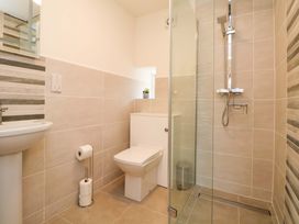 A bathroom with a sink, toilet, and shower at Isfryn