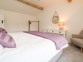 A bedroom with a bed and dresser at Isfryn